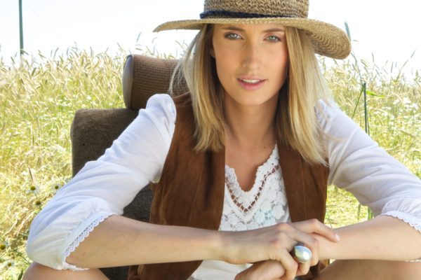 Mannequin blonde posant avec une bague mabe en bois