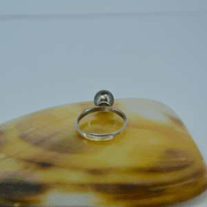 Magnifique bague réglable en argent ornée d'une perle de Tahiti semi-ronde ø 8,5mm B