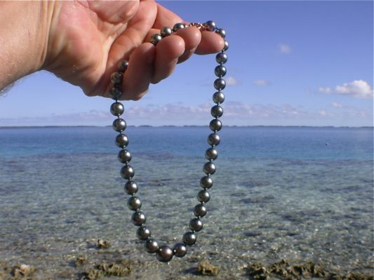 Collier de perles sur fond de lagon
