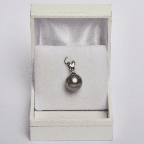 Un pendentif en argent rhodié et une perle parfaite, ronde ø10,6mm Un classique haut de gamme indémodable