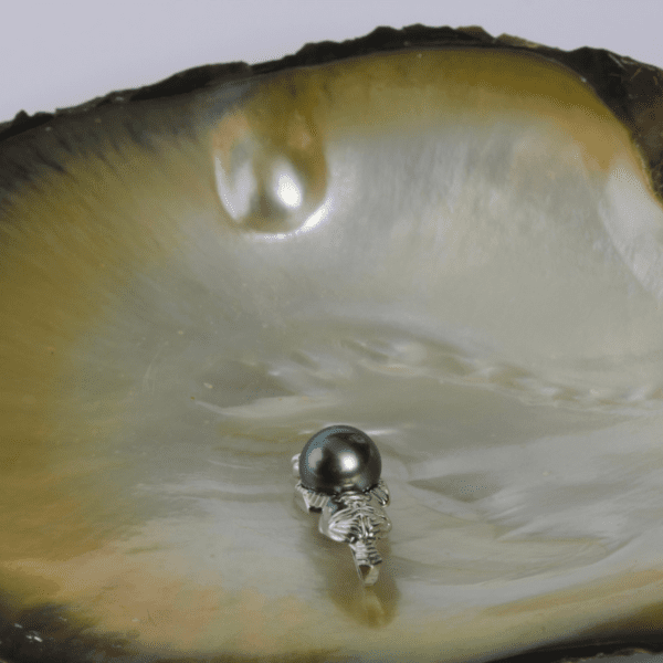 Pendentif Tiki argent rhodié et magnifique perle de Tahiti vert tilleul, ronde 9,5mm A.