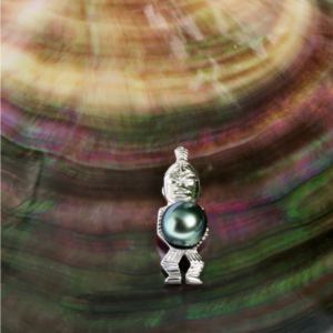 Aimata, un pendentif Tiki argent rhodié et magnifique perle de Tahiti vert tilleul, ronde 10 mm ATahiti Perles créations vous propose ici un magnifique Tiki en argent rhodié et une perle de Tahiti verte. La perle de culture est d'un diamètre de 10mm et de Qualité A. Le Tiki, nom marquisien, a une très forte valeur symbolique dans la culture polynésienne. Cette très belle perle de culture est d'un vert éclatant. Ce vert/vert tilleul foncé, est une couleur rare et prisée.