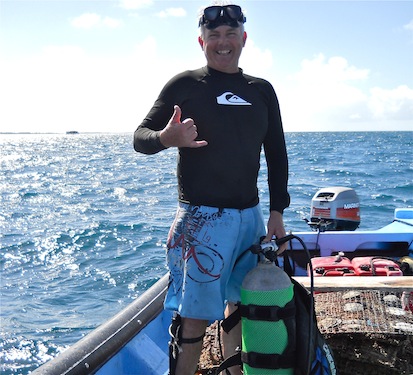 Thierry, sur le bateau, à la sortie de la plongée. c'est grâce a de nombreusesp longées au quotidien qu'il est possible de produire des perle nue comme Tepoto