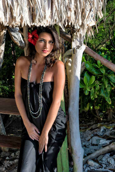 mannequin Tahitien portant un très beau et grand collier de perles cerclées.