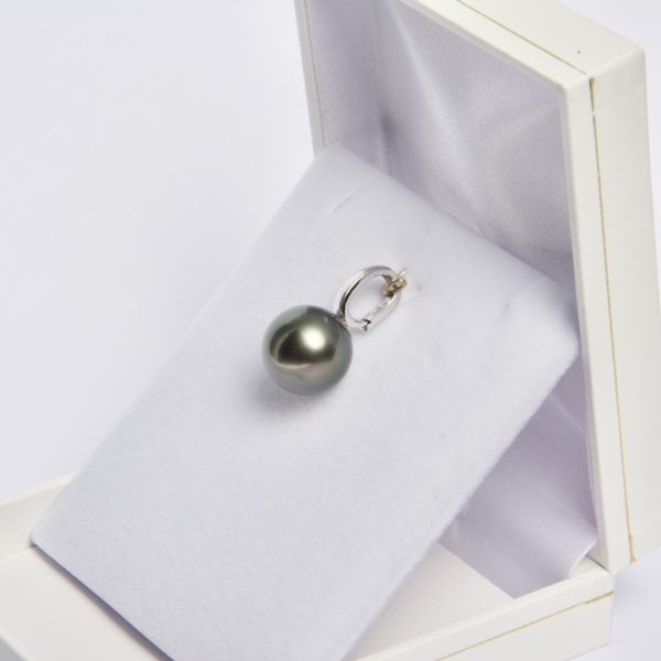 Cette perle d'exception est montée sur un fermoir type "CLIP". Articulé, ce pendentif en argent rhodié s'insère sur un collier de perle ou une très grosse chaine. Cette très grosse perle ronde est de qualité A, sa couleur rare est Vert Tilleul foncé.