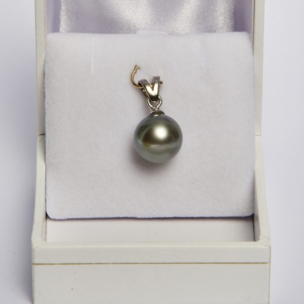Aihau est un très beau pendentif en argent rhodié, il supporte une véritable perle de Tahiti ronde d'un diamètre de 10,6mm de qualité A