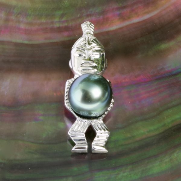 Un magnifique Tiki en argent rhodié. Une authentique perle de tahiti verte de diamètre 10mm de qualité A. Une symbolique forte pour ce bijou artisanal unique.