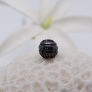 Akahi, un pendentif perle de Tahiti gravée de 13mm . Une bélière en argent rhodié. Un bijou tribal très tendance.