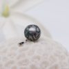 Alaneo est un pendentif orné d'une très belle perle  de Tahiti gravée. Une bélière en argent rhodié et une authentique perle de culture d'une taille de 13,1mm.