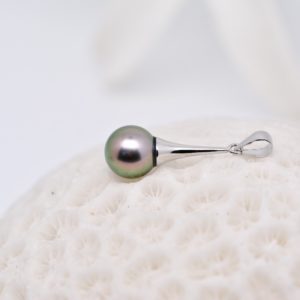 Un remarquable pendentif élancé en argent rhodié. Une perle ronde parfaite aux couleurs peacock, une merveille rare;