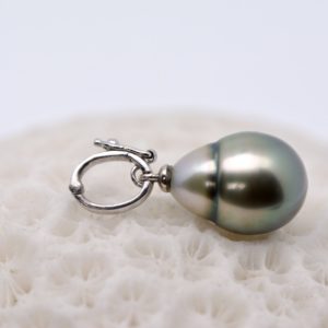 Anuata, un pendentif perle et une bélière argent clip sécurisée. Véritable perle de Tahiti de 11mm A. S'accroche sur tous types de colliers.