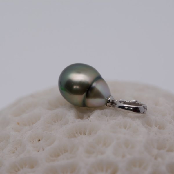Anuata, est un pendentif perle avec une bélière argent de type clip sécurisée. Une véritable perle de Tahiti de 11mm A. Se clip sur tous types de colliers.