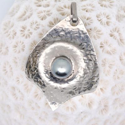 Boucles d’oreilles Tureia en titane martelé avec perles de Tahiti rondes de 9,7 mm, création artisanale hypoallergénique – Tahiti Perles Création.