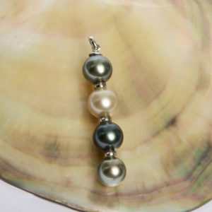 Maha est pendentif multicolore composé de 4 perles de Tahiti. Un éventail de couleurs représentatives de la perle de culture de Tahiti. Intercalaires en argent.un bijou unique à un prix producteur.