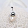 Aimana, un pendentif en nacre brute blanche et une véritable perle de Tahiti logée dans un écrin de nacre taillé dans une huître perlière