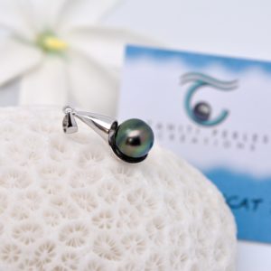 Airaro, un très beau pendentif argent rhodié et une perle de Tahiti d'un vert soutenu, au lustre intense et traversé d'un cercle bleu nuit🤩