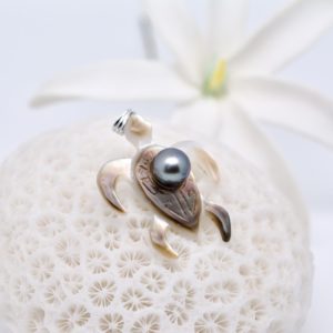 Honu, un pendentif tortue et perle de Tahiti. Cette magnifique sculpture sur nacre porte une très belle ronde qualité A. Symboliques très fortes🤩