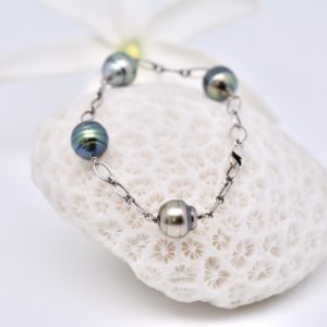 Arana bracelet 4 perles. Un grand classique avec 4 grosses perles cerclées de qualité A.Chaine argent très solide. A porter sans ménagement