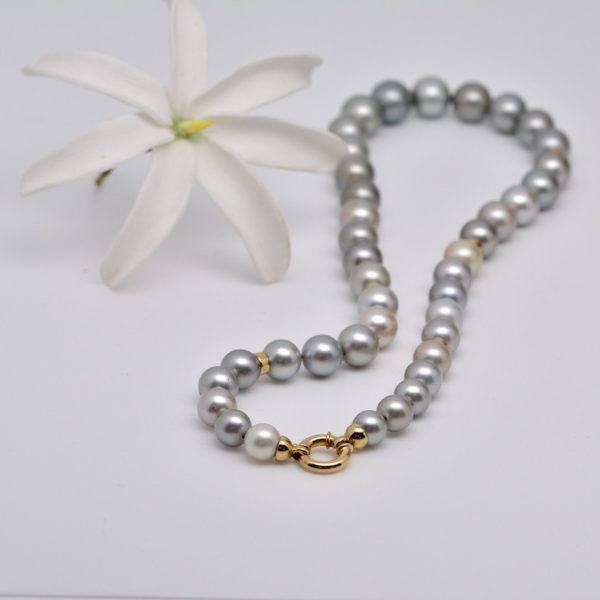 Hinarapa, un collier d'exception. 40 véritables perles de culture de Tahiti,rondes de 9mm à 13mm. Fermoir et intercalaires en or. SUBLIME ! 🤩