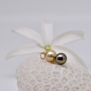 Pitiroa pendentif duo perles Un pendentif d'exception avec 2 perles rares de près de 12 mm. Bélière et intercalaires en or jaune. Un bijou imposant qui attire le regard.