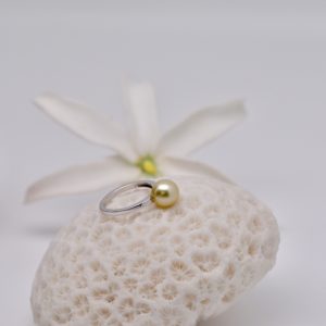 Haloa est une bague en argent rhodié rehaussée d'une véritable perle de Tahiti. Ronde, 10mm, qualité Gem,couleur exceptionnelle