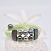 Hao est un bracelet perles constitué de 8 magnifiques perles de Tahiti de formes cerclées de qualités A d'un diamètre 10-11mm. A mémoirede forme il est tréssé avec du coton ciré vert.