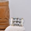 Le bracelet Hikueru avec ses 11 véritables perles de cultures de Tahiti est imposant et sobre. Une véritable vitrine pour la Perle de Tahiti! 🤩 Nacre brute et inox . Une bracelet solide et waterproof! il a tout pour lui. .