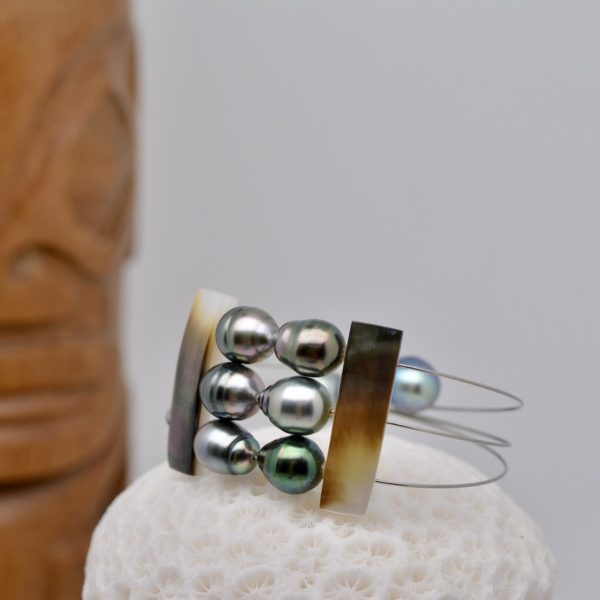 Le bracelet Makemo est constitué de 8 authentiques Perles de tahiti et deux intercalaires en nacre brute. A mémoire de forme, il est waterproof.