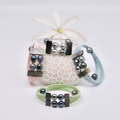 Maupiti est un bracelet 6 perles de Tahiti, la tendance de l'été. A mémoire de forme, à la plage ou en soirée, il s'adapte à toutes les tenues. Les perles qui composent le bracelet Tematangi mesurent entre 10 et 11 mm, des tailles généreuses qui mettent en valeur leur lustre naturel et leurs couleurs polynésiennes . Chacune a été sélectionnée pour sa qualité (A/B), sa brillance et son harmonie avec les autres. Le montage est réalisé sur un câble acier inoxydable, discret et résistant, et se ferme à l’aide de deux fermoirs disques sobres mais efficaces.