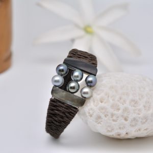 Voici le bracelet tatakoto tréssé de coton ciré marron foncé et ses 8 authentiques perles de tahiti issues de ma ferme perlière de Manhi.