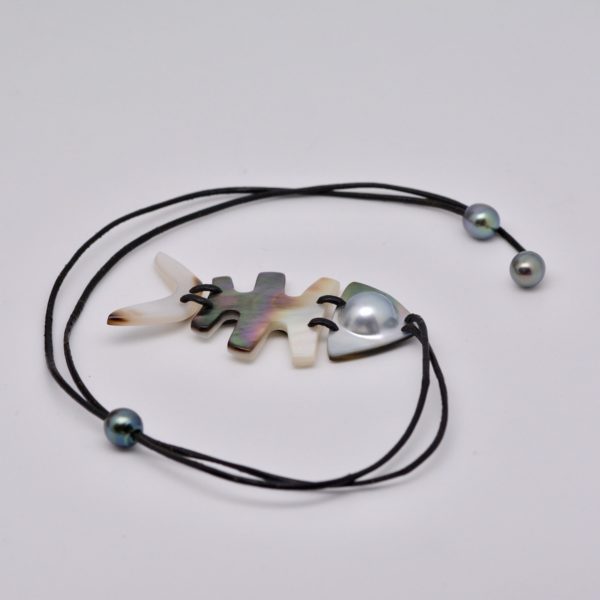 Fishbone, une pièce artisanale unique. Nacre, mabe et perles de Tahiti issus de ma ferme perlière associés sur un collier réglable aux couleurs naturelles!