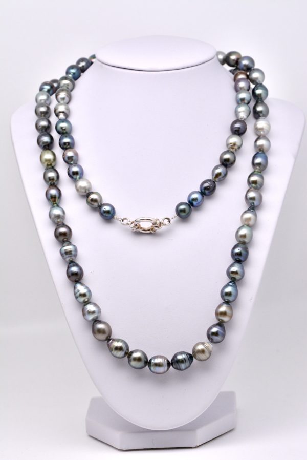 Voici Haina un collier de 81 véritables perles de Tahiti de 1 mètre de long. Peut se porter en choker, ras de cou 2 tours ou bracelet, tout est possible !🤩