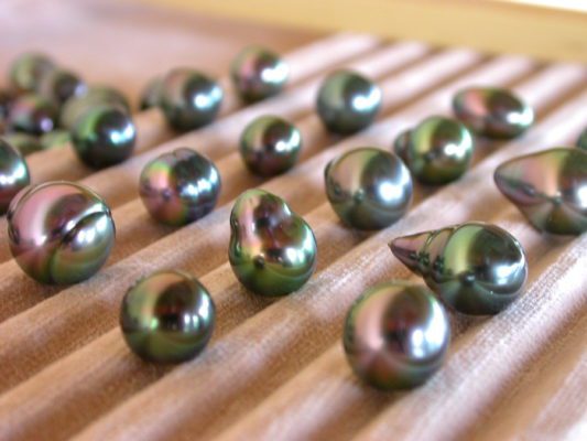 Avec une telle diversité de formes, la perle de Tahiti se prète à la confection de haina, un collier aux 81 perles cerclées et semi-baroques.
