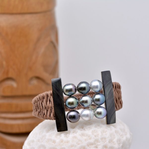 Nukutavake bracelet 11 perles, un bracelet sobre et élégant. Un bijou de créateur 100% français. Authentiques perles de Tahiti issues de ma ferme perlière🤩