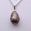 Nanao pendentif perle gravée du tahitien nana'o (graver) est une très belle goutte de 10,7mm aux fines gravures . Bélière argent. Chaine en argent et livraison sont offertes !