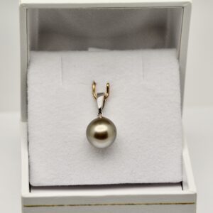 Arava est un pendentif avec une adorable perle de Tahiti Semi ronde de 9mm de qualité A. Produite sur ma ferme de Manihi. Vente directe profitez en ! 🤩