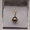 Ariirai est un pendentif perle au couleurs exceptionnelles et entièrement naturelles. Une poire de 10 mm de qualité GEM sans aucun défaut. Directement de ma ferme