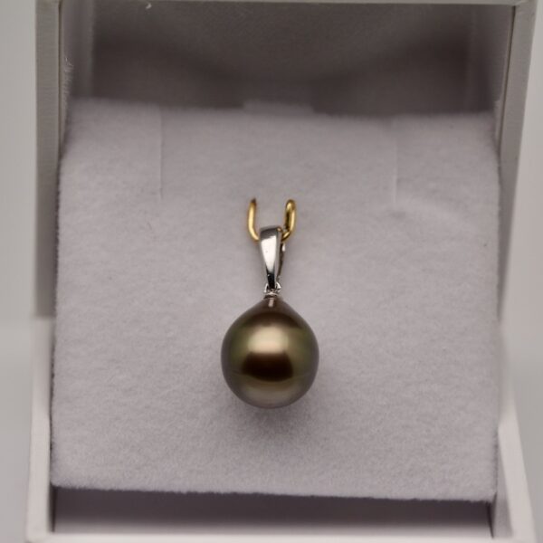 Ariirai est un pendentif perle au couleurs exceptionnelles et entièrement naturelles. Une poire de 10 mm de qualité GEM sans aucun défaut. Directement de ma ferme
