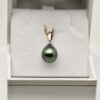 Ariti un très beau pendentif perle de Tahiti en forme de goutte verte avec un très beau lustre. Qualité A. Bélière en argent rhodié. Direct de ma ferme ! 🤩