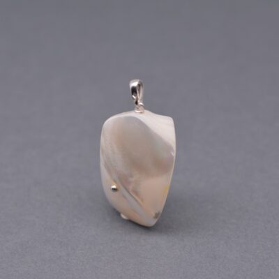 la perle qui orne le pendentif Hinere est fixée solidement à l'aide d'un pivot qui transperce la masse de nacre