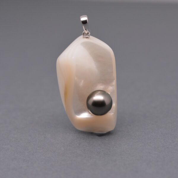 Hinere est un pendentif perle taillé dans la masse d'une coquille d'huître perlière produite sur ma ferme de Manihi. Perle ronde ø 9,5 mm A. Artisanal 100%