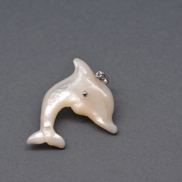Oua le pendentif perle en forme de dauphin. La perle est fixée à l"aide d'un pivot qui traverse la perle et rend sa fixation très solide