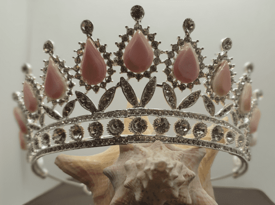 Haku est un pendentif perle sculpté dans un imposant coquillage, le lambi , par une artisane française en vogue. Christiane Sylvestre, fondatrice de Dawa Création a de nombreuses pièces prestigieuses sont a son actif comme la couronne de miss Martinique, dauphine de Miss france.