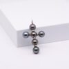 Emeri un spectaculaire pendentif perles en forme de croix. Pas moins de 6 authentiques perles de Tahiti rondes de qualité A pour ce bijou d'exception !