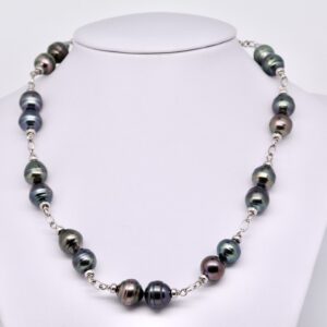 Heivanui collier perles. J'ai le plaisir de vous présenter Heivanui un magnifique collier multicolore constitué de 22 grosses perles cerclées. un très beau Chocker de 43 cm de longueur constitué de perles de culture de Tahiti provenant de ma ferme de Manihi