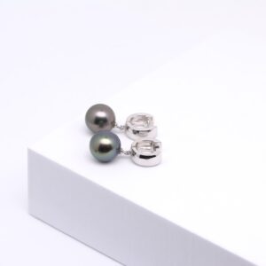 Erina boucles d'oreilles en perles de culture de Tahiti. Deux très belles perles rondes ø9,7 de qualité A.Splendides montures en argent rhodié. Un must !
