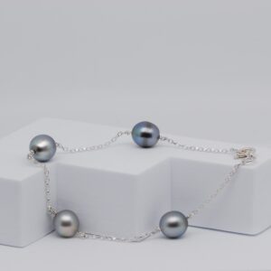 Voici Hamata un bracelet perles avec sa chaine en argent 925. 4 jolies perles de Tahiti semi-baroques vendues en direct de ma ferme perlière. Un classique !