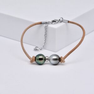 Heiu un bracelet cuir duo constitué de 2 perles colorées semi baroques produites sur ma ferme de Manihi, vendues sans intermédiaire. Qualité export garantie