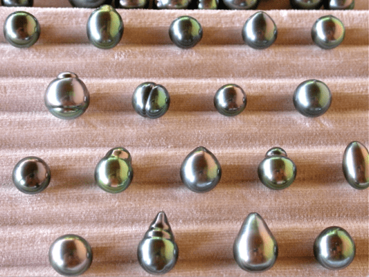 Fanu un bracelet multicolore aux 4 véritables perles de culture de Tahiti. Des couleurs magnifiques, très foncées, entièrement naturelles pour ces superbes perles cerclées produites sur ma ferme perlière de Manihi. 4 perles de culture de Tahiti Cerclées d'un diamètre de 10-10,5 mm de qualité A.
