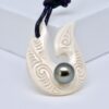 Hironui collier perle , un magnifique hameçon en os surmonté d'une véritable perle de Tahiti issue de ma ferme perlière. Gravé de motifs Maoris Perle de tahiti Ronde de qualité A .Maitai roa !